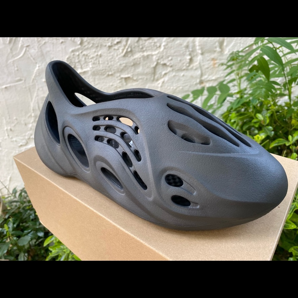 YZY FOAM RNR ONYX